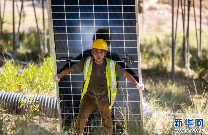 工人在背光伏板（资料图）。新华网 赵普凡 摄