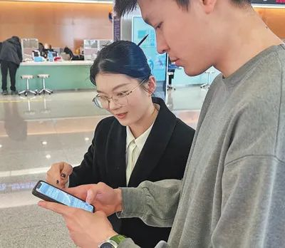 工作人员向市民科普“深小i”使用方法。（深圳市政务服务和数据管理局供图）