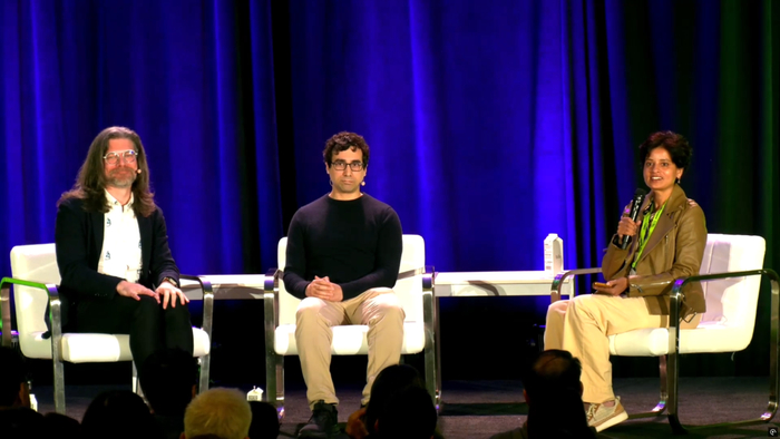 左为英伟达专家布莱恩·卡坦扎罗，中为诺姆·布朗，右为主持人瓦尔蒂卡