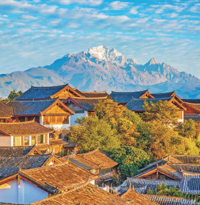 　　丽江古城与玉龙雪山交相辉映。马登科摄