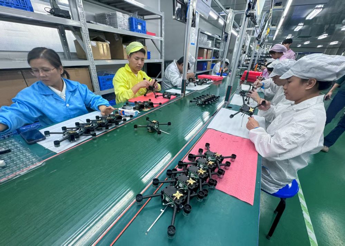 　　在高巨创新科技开发有限公司的生产线上，工人在组装无人机。新华社记者毛思倩摄
