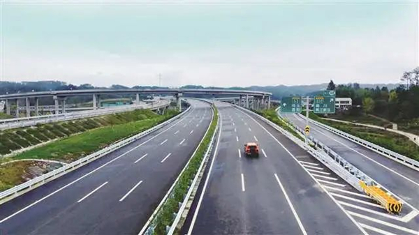 通车后的渝湘复线高速公路