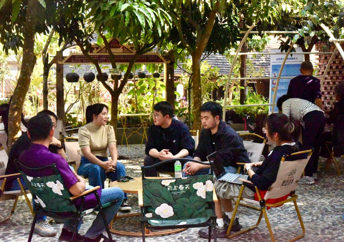 图为游客在“三曼”村的一处院落中闲聊（2025年2月12日摄）。新华社记者王贤思 摄