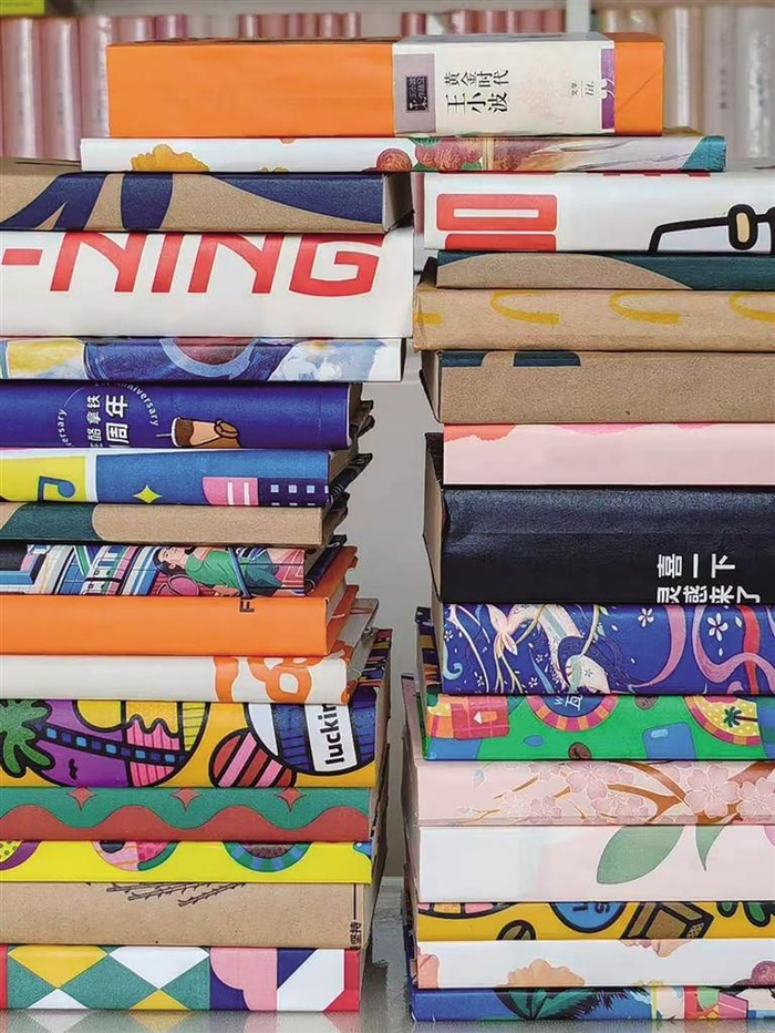     蔡文琦用饮品袋制作的书皮