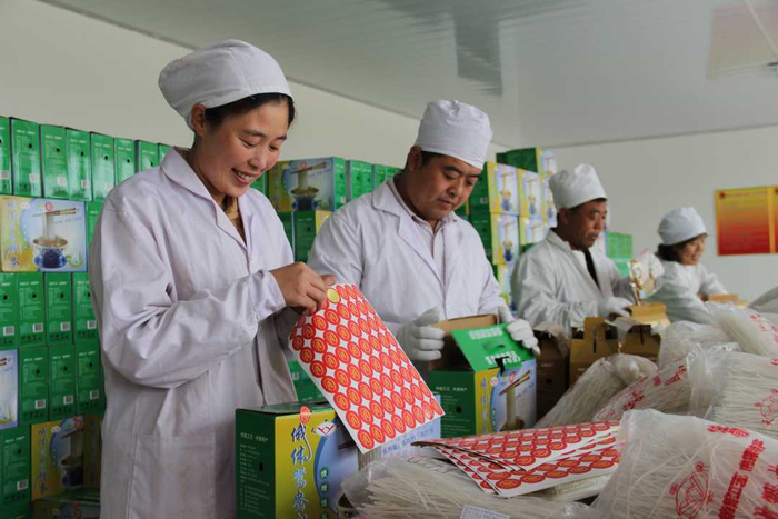 俄体镇粉条产品销售旺。时秀霞摄