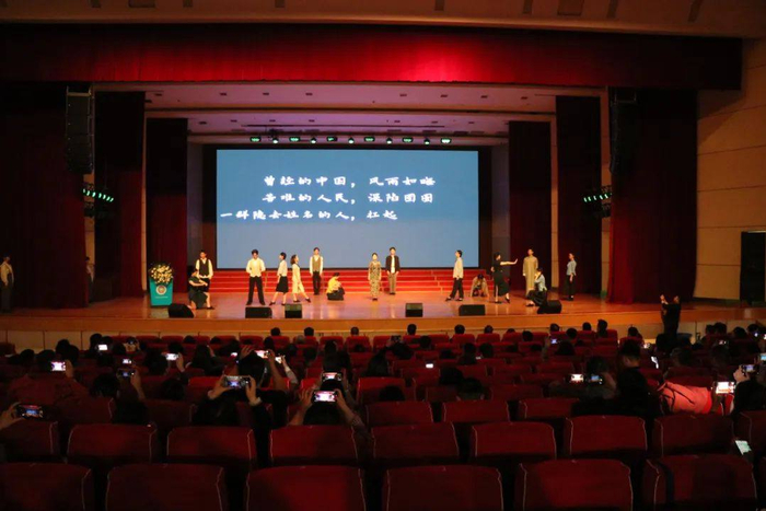 ​附中学生为与会嘉宾进行舞蹈表演