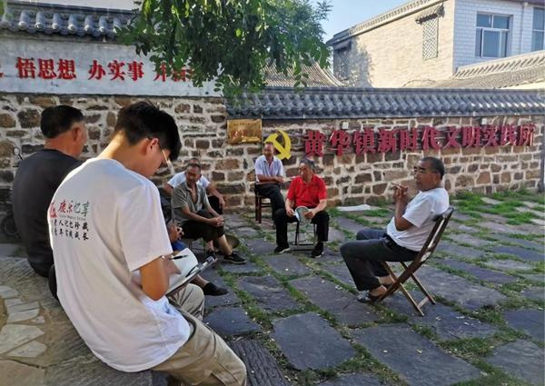 “康乐忆享”志愿者在河南省安阳市林州市黄华镇听老人讲述红旗渠建设的故事。受访者供图