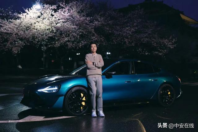 雷军晒出与小米Yu7的合影（图源：个人微博）