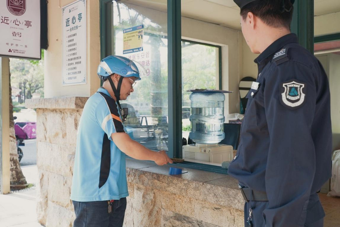 图说：外卖骑手用支付宝「碰一下」登记进小区