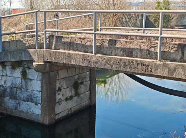 桥侧刻字依旧清晰