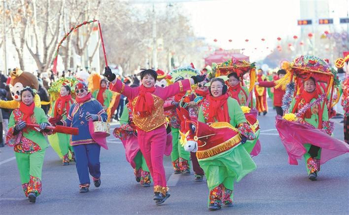 十师北屯市干部群众在进行社火巡游表演（资料图片）。 兵团日报常驻记者 李正虎 摄