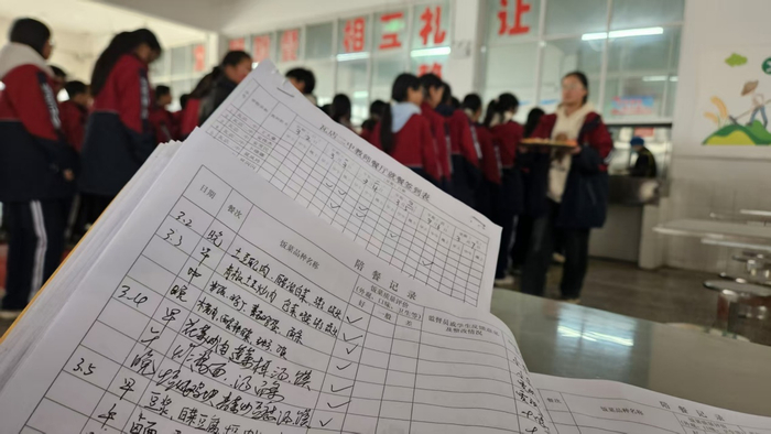 临颍县瓦店二中，食堂的教师陪餐记录