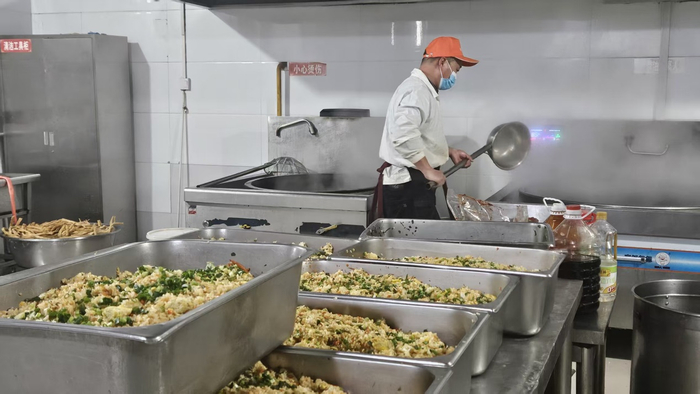临颍县第一高中，食堂后厨正在备餐