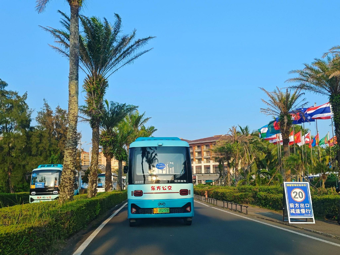 年会为进岛人员提供新能源摆渡车。记者 苏桂除 摄
