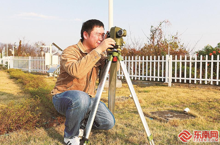 气象观测员观测福州国家基准气候站周边探测环境。福建日报记者 张静雯 摄