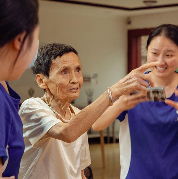 张琤淙团队的某家合作机构里，护工日常倾听陪伴老人。受访者供图