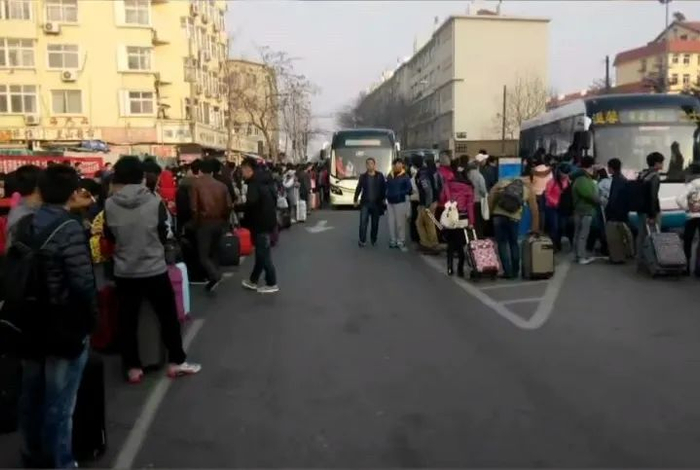 隧道公交刚开通时等待乘车的乘客。（资料照片）