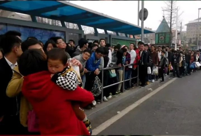 隧道公交刚开通时等待乘车的乘客。（资料照片）