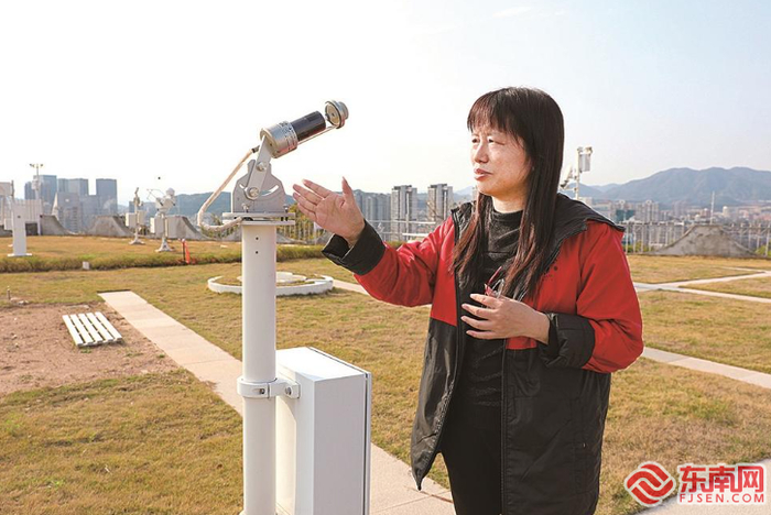 气象观测员王丽玉向记者介绍现代化观测设备。福建日报记者 张静雯 摄