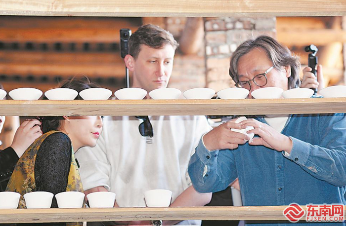 埃文·凯尔走进德化。