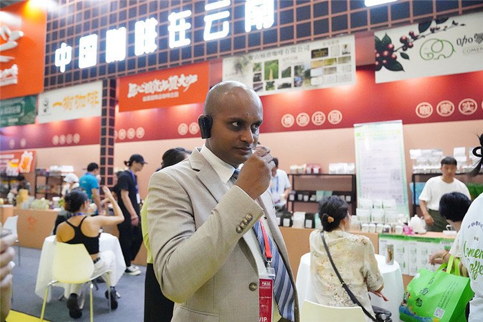 2024年7月，云南昆明，参加中国-南亚博览会的外国嘉宾品尝云南咖啡。（视觉中国）