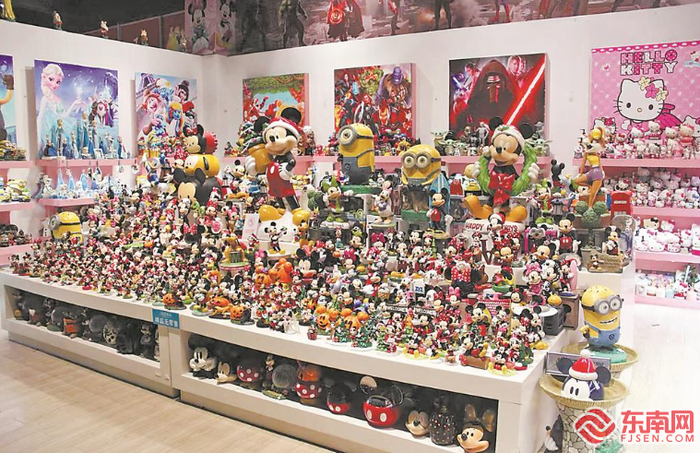 德化顺美陶瓷文化世界的展厅中，远销世界各地的瓷器藏品已经超过10万件。