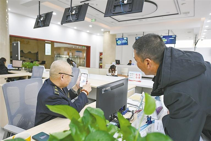     在安次区创业大厦，工作人员正在帮助市民办理相关业务。
