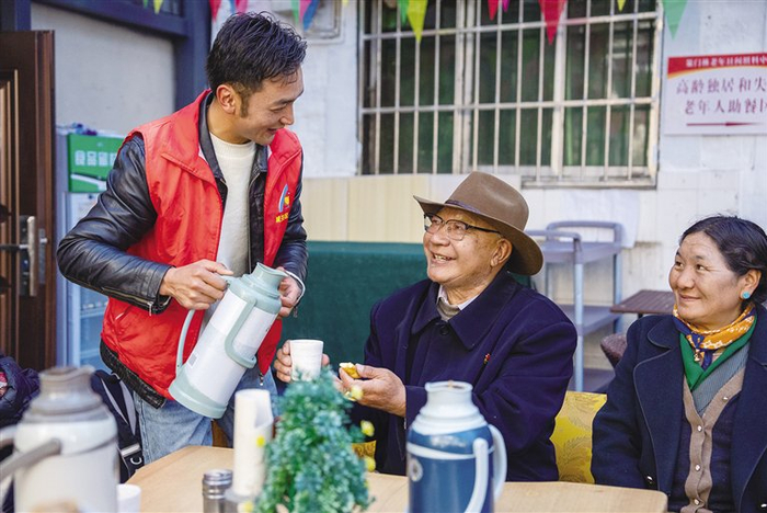 赤来在策门林老年日间照料中心喝茶聊天。