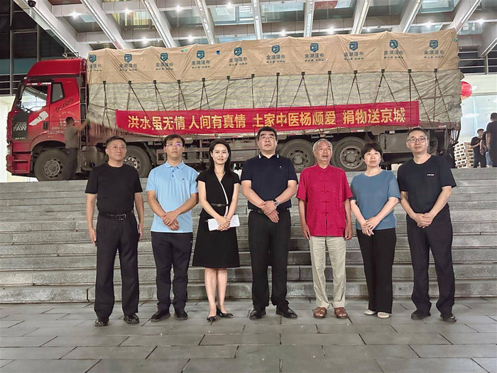 2023年8月，杨顺爱（右三）捐赠防汛救灾物资连夜送达北京，捐赠现场与房山区相关负责人合影。