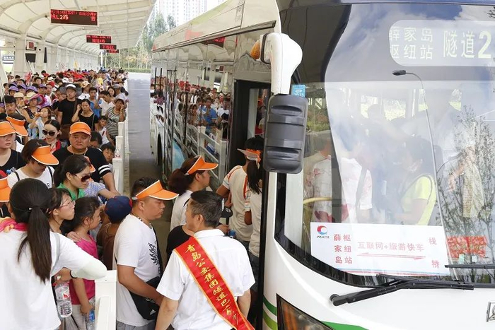 当年旅行团也搭乘隧道公交往返青黄。（资料照片）
