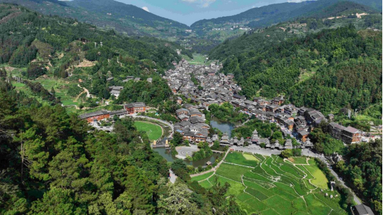 坐落在青山绿水间的肇兴侗寨