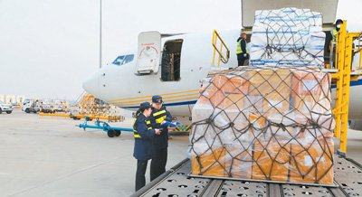 3月20日，石家庄正定国际机场海关关员在机坪对准备起飞的航班开展监装工作。黄世伦摄