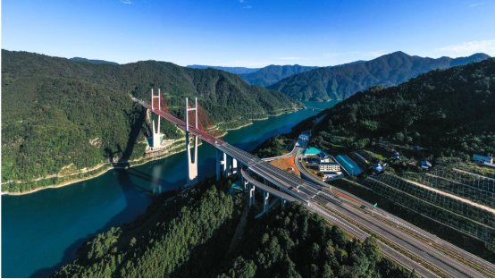 2024年10月25日，贵州剑河至黎平高速公路正式建成通车。杨文斌摄