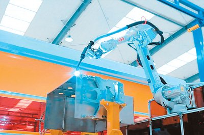 基于腾讯云搭建的产业互联网平台，万控智造成套设备交付效率提升50%。受访者供图