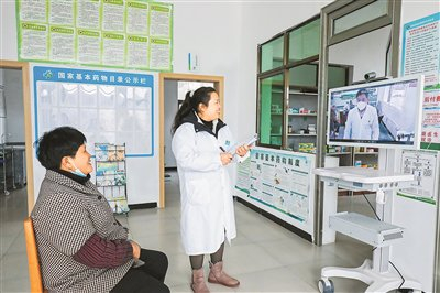 不久前，腾讯健康AI问诊助手参加远程会诊，帮助村医直连上级医院专家。受访者供图