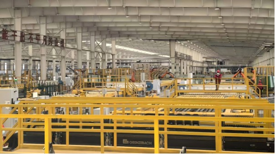 黔东南州炉碧经济开发区玻璃生产企业的产线正在满负荷运转。暨东摄