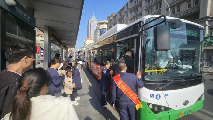 隧道公交客流较刚开通时减少。（徐美中 摄）