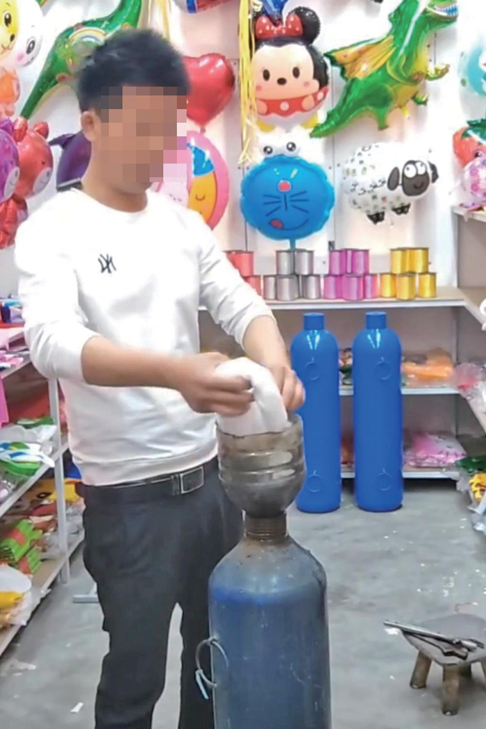 商家发布讲解氢气球制作过程的视频。短视频平台截图