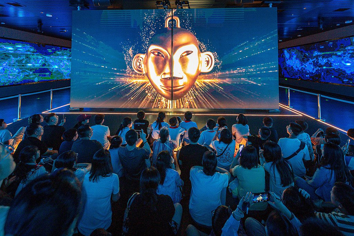 殷墟博物馆新馆的沉浸式数字化体验展厅播放数字影片（来源：CFP）