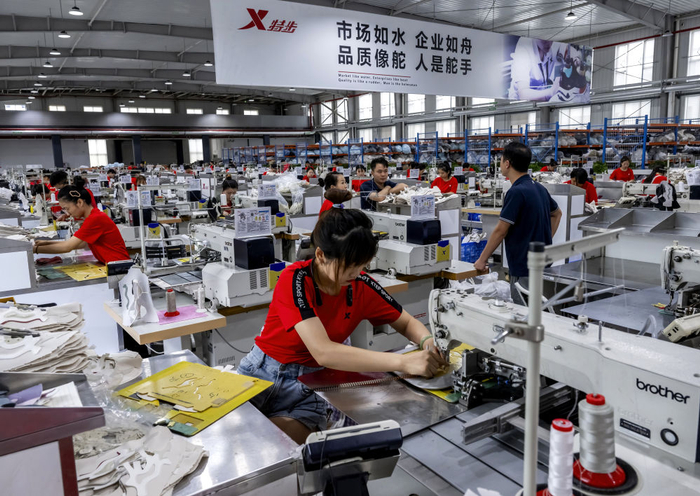 在特步集团的智能运动鞋生产线上，工人们在赶制订单。新华社记者 魏培全 摄
