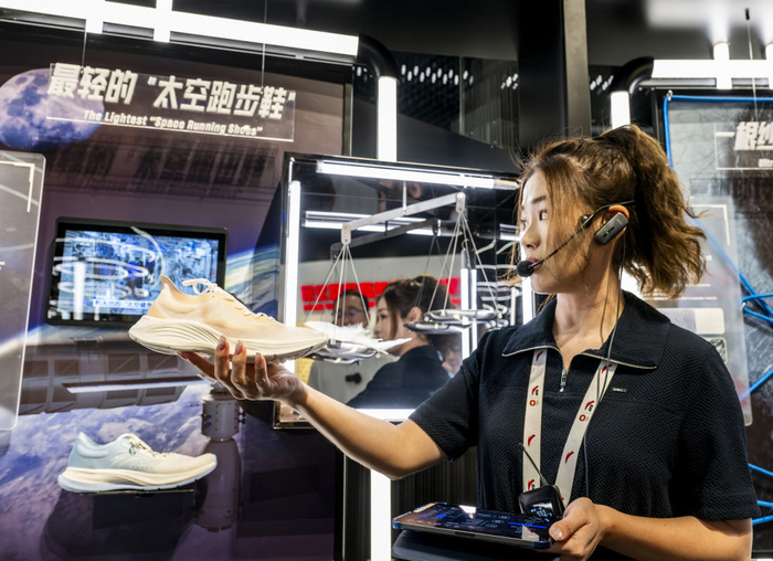 这是在安踏集团博物馆里展示的“太空跑步鞋”。新华社记者 魏培全 摄