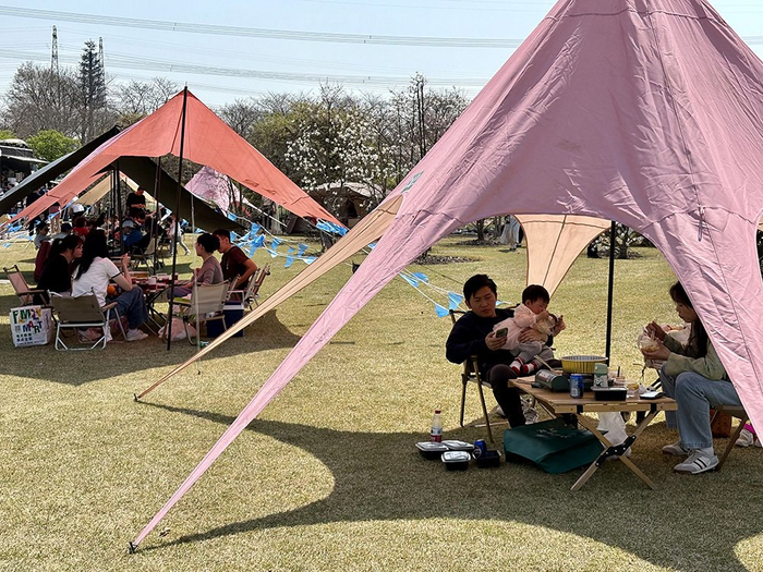 3月22日，游客在辰山植物园吃火锅，购买套餐即赠送天幕。澎湃新闻记者 陈悦 图