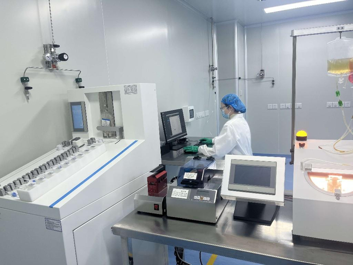 园区企业技术人员调试设备