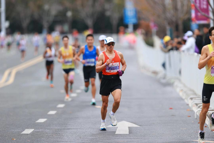 职业“私兔”张杨正在跑马拉松。图据受访者