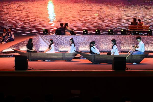 话剧《娟子》里的徐秀娟和同学在公园坐船游玩，畅谈理想。东北林业大学供图