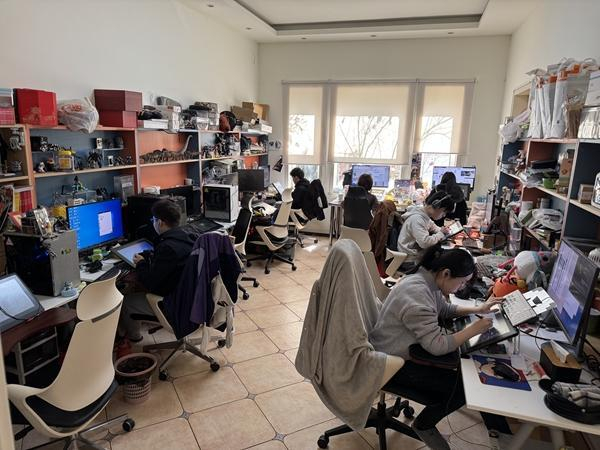 2025年3月18日，摔跤社的原画师正在作画。受访者供图