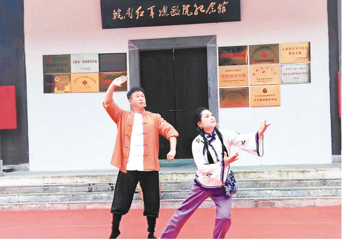 石台县群众自导自演目连戏《半张药方》，以创新的形式讲活红色故事。（池州市退役军人事务局供图）