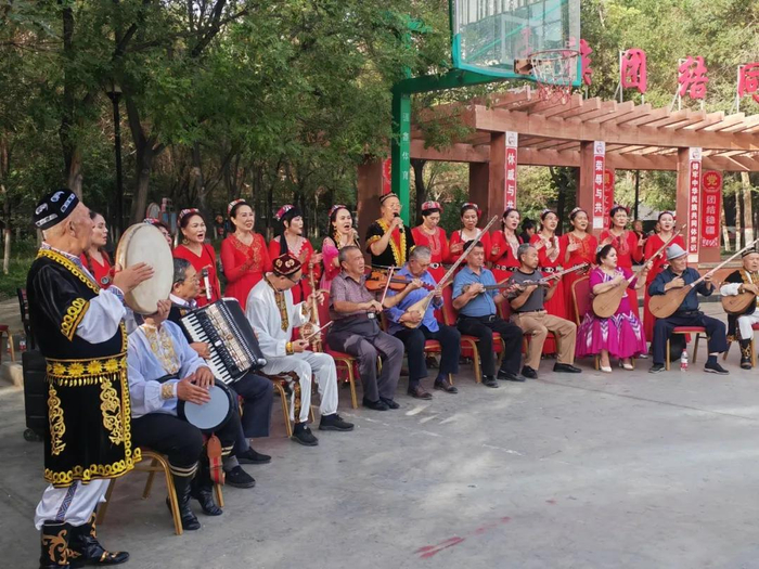 ▲新疆库尔勒市朝阳街道团结社区石榴籽乐团在为居民们表演。  新华社记者 顾煜 摄