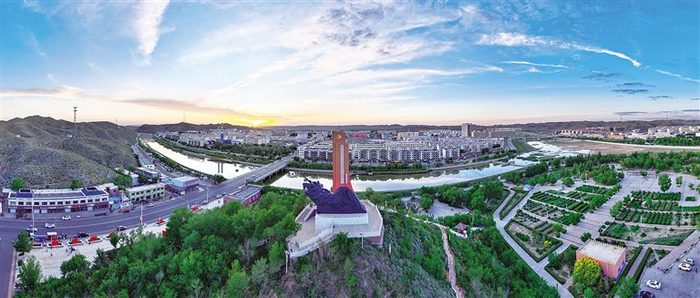 　百灵庙镇全景。