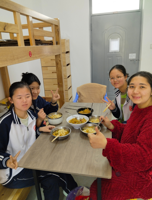 王建梅和学生们一起吃新疆美食。